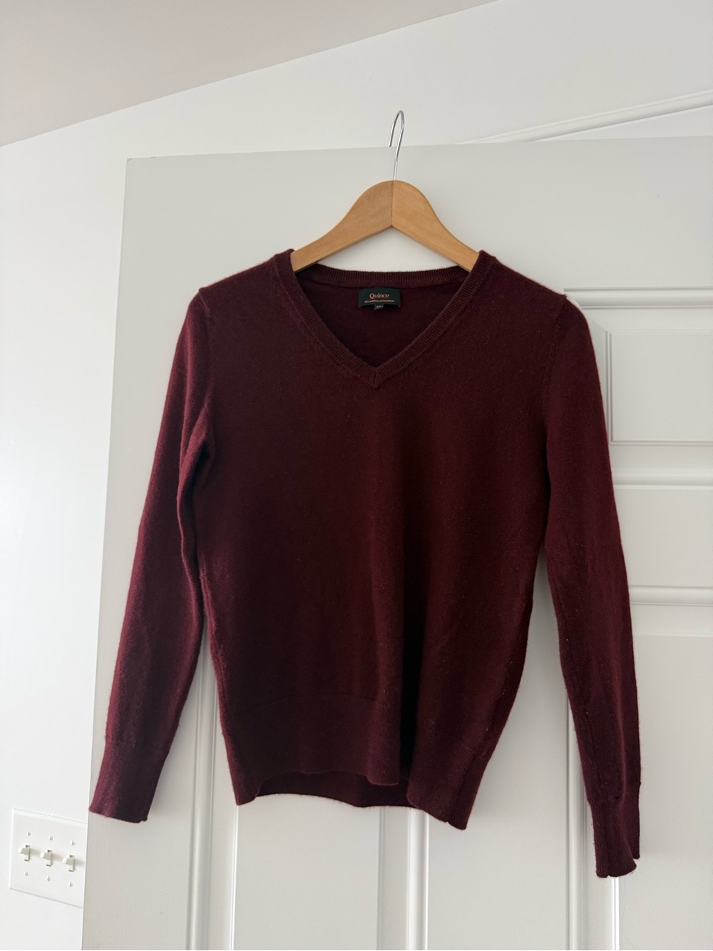 Quince XS Cashmere Women's V-Neck Sweater in Burgandy